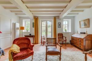 uma sala de estar com cadeiras e uma cómoda em La Fourragère - Maison pour 5 