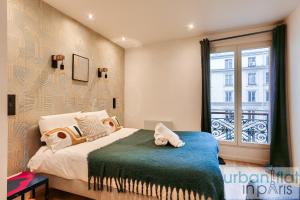 um quarto com uma cama e uma janela em Urban Flat 103 - Spacious Flat near Grands Boulevards em Paris