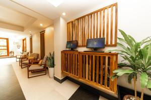 een lobby met een wachtkamer met een computer op een balkon bij Skyline Boutique Hotel in Phnom Penh