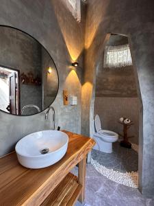 een badkamer met een wastafel en een toilet bij Lhong Chiang Dao Glamping หลงเชียงดาว in Chiang Dao