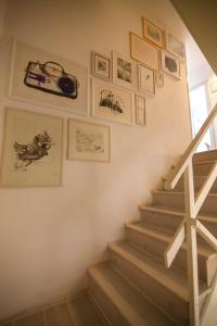 eine Treppe in einem Haus mit Bildern an der Wand in der Unterkunft Holiday Home ART - Bol in Bol