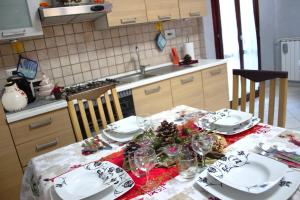 een eettafel met een kerstversiering erop bij The Golden Houre House near the sea in Torvaianica