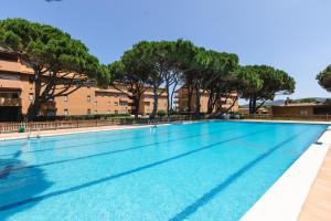 The swimming pool at or close to Apartaments Beach & Golf Resort