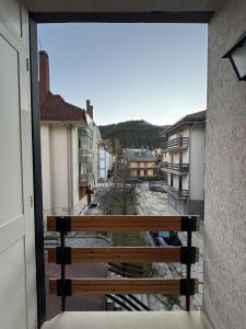 vista su un balcone con panchina in città di The Flowers - Casa Calicanto a Roccaraso