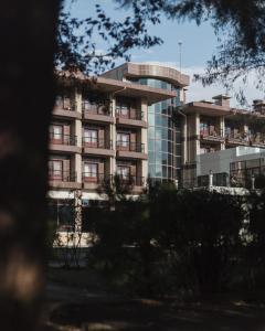 アンカラにあるBonjur Hotel Thermal & Wellness Clubのバルコニー付きの高層ビル