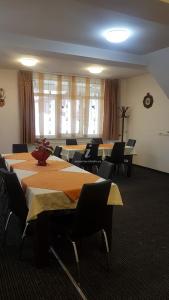 a conference room with tables and chairs in a room at Casa Schi in Straja