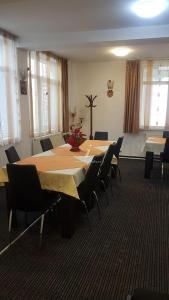 una sala de conferencias con una mesa larga y sillas en Casa Schi en Straja