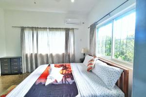 Ένα ή περισσότερα κρεβάτια σε δωμάτιο στο 3 Bed Apartment - Garden Patio Bbq Parking