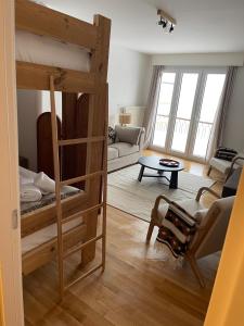 ein Wohnzimmer mit einem Etagenbett und einem Sofa in der Unterkunft Le Belvedere By Alaia in Crans-Montana