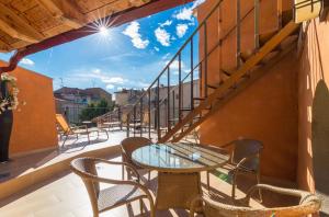 a patio with a table and chairs on a balcony at Rey Mundo in Munébrega