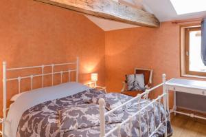a bedroom with a bed in a room with orange walls at Chez albertine in Spoy