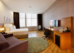 um quarto de hotel com uma cama e uma secretária em Hilton Garden Inn Kocaeli Sekerpinar em Şekerpınarı