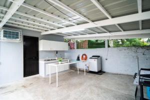 マニラにある3bd Lux City Oasis Las Pinasの白いカウンターとテーブル付きのキッチンが備わります。