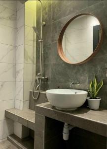 een badkamer met een wastafel en een spiegel bij [New] Backlane Elegance 5pax Near Jonker 800m in Melaka