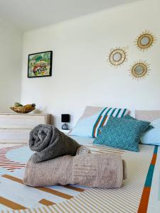 ein Zimmer mit einem Bett und einem Handtuch darauf in der Unterkunft Bungalow Jazz - Bassin Manapany-Les-Bains in Saint-Joseph