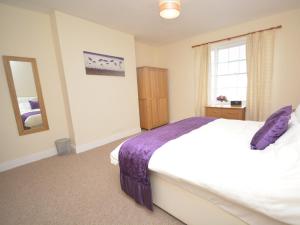 2 Bed in Bideford 37262 في بيدفورد: غرفة نوم بسرير كبير ومرآة