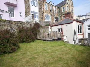 vista sul cortile posteriore di un grande edificio di 2 Bed in Bideford 37262 a Bideford