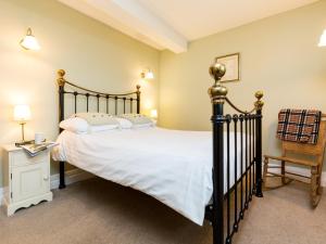 1 dormitorio con 1 cama grande y 1 silla en 2 Bed in Chapel-en-le-Frith PK606, en Chapel-en-Le-Frith