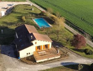 an aerial view of a house with a swimming pool at Maison contemporaine pour 12 personnes in La Sauvetat-de-Savères
