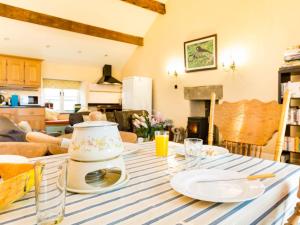 mesa de comedor con mantel de rayas azul y blanco en 2 Bed in Chapel-en-le-Frith PK606, en Chapel-en-Le-Frith