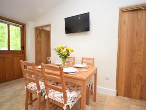 uma sala de jantar com uma mesa de madeira com flores em 1 Bed in Abergavenny 47886 em Abergavenny
