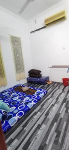 Zimmer mit einem Bett in einem Zimmer in der Unterkunft Homestay D'kolam in Pendang