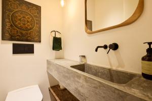 La salle de bains est pourvue d'un lavabo et de toilettes. dans l'établissement FLH Secluded Porto Haven with Pool, à Porto