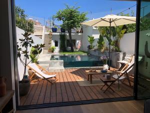 波多的住宿－FLH Secluded Porto Haven with Pool，庭院配有桌椅和遮阳伞。