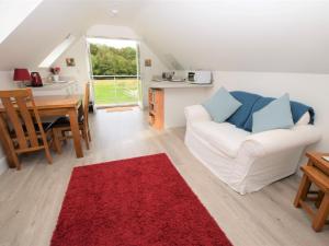 sala de estar con sofá blanco y alfombra roja en 1 Bed in Narberth 46737, en Begelly