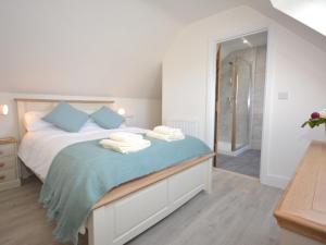 una camera da letto con un letto e asciugamani di 1 Bed in Narberth 46737 a Begelly