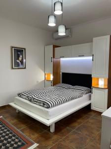 um quarto com uma cama num quarto em M&M apartments em Tivat