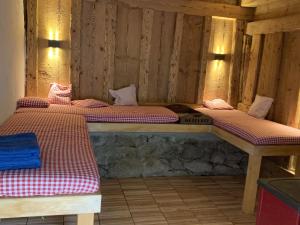 2 camas en una habitación con paredes de madera en Ferienhaus Hederle en Elzach