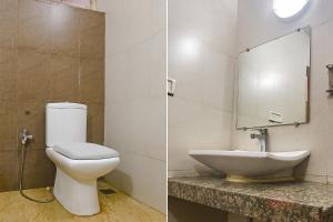 y baño con aseo y lavamanos. en FabEscape Aqualura Verem With Swimming Pool en Nerul