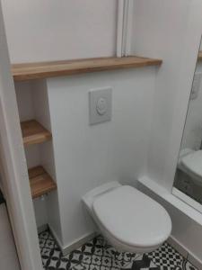 La salle de bains est pourvue de toilettes blanches et d'un lavabo. dans l'établissement Le petit Savigny- proche d'Orly, à Savigny-sur-Orge