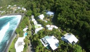 - une vue aérienne sur une maison et l'océan dans l'établissement Bungalow Java - Bassin Manapany-Les-Bains, à Saint-Joseph