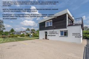una casa con una fachada en blanco y negro en 4 Bedroom House with Playground, BBQ & Free Parking, en Riga