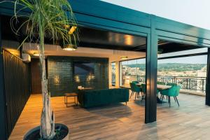 ein Haus mit einem Balkon mit einem Tisch und Stühlen in der Unterkunft Be Your Home - Tower Beach Suite in Civitavecchia