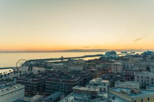 eine Luftansicht einer Stadt bei Sonnenuntergang in der Unterkunft Be Your Home - Tower Beach Suite in Civitavecchia