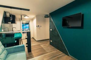 uma sala de estar com uma televisão na parede em Be Your Home - Tower Beach Suite em Civitavecchia