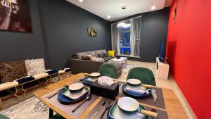 Restaurace v ubytování Premium Dubai Marina Two Bedroom Apartments with Sea view - Family only
