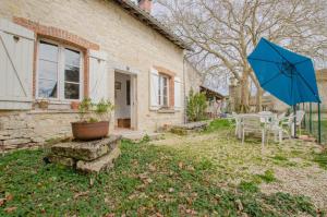 a blue umbrella in the yard of a house at Saint-malachie in Longchamp-sur-Aujon +16 photos