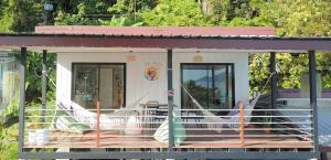 象岛Little Monkey的船上的小房子,带门廊