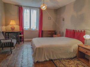 1 dormitorio con cama, mesa y ventana en Saint-malachie en Longchamp-sur-Aujon