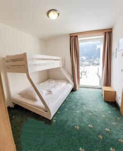 Postel nebo postele na pokoji v ubytování Panorama Spa Lodges DAS.SCHILLER