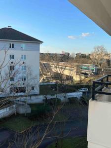 vistas a un edificio y a un aparcamiento en Très bel appartement entre Paris et Disneyland, en Lognes