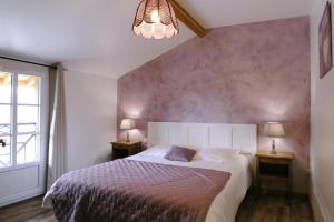 ein Schlafzimmer mit einem großen Bett mit zwei Nachttischen in der Unterkunft Le pre des marguerites in Rosnay-lʼHôpital