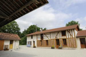 ein Bild eines Bauernhauses mit zwei Gebäuden in der Unterkunft Le pre des marguerites in Rosnay-lʼHôpital