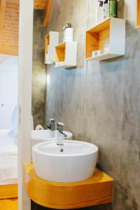 y baño con lavabo blanco y espejo. en Casa Luís de Camões - Boutique & Literary House, en Santar