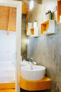 uma casa de banho com um lavatório branco e um espelho. em Casa Luís de Camões - Boutique & Literary House em Santar