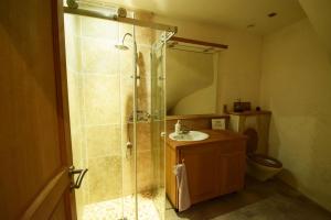 y baño con ducha y lavamanos. en Maison de village proche Dordogne, en Lacapelle-Biron